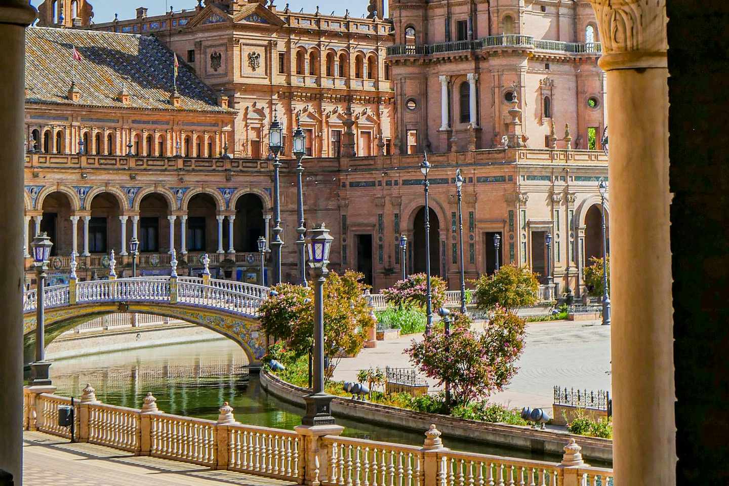 Granada Flights & Alhambra-Area Stays, Compared